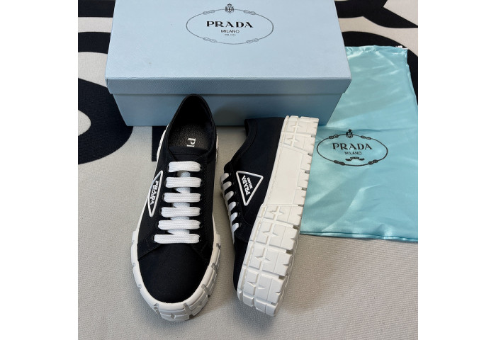 Pra*a low top sneake