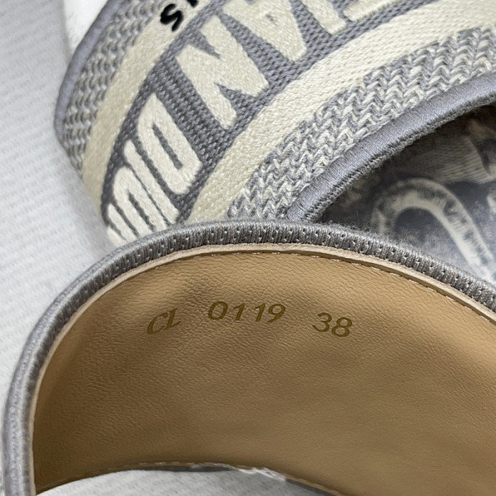 D10r sandal