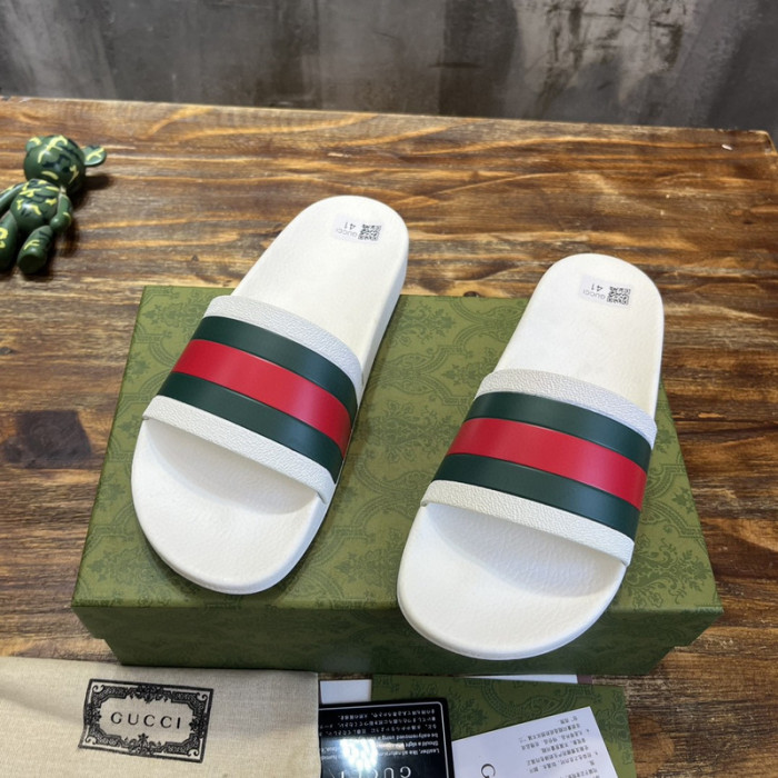 G*u*i sandals