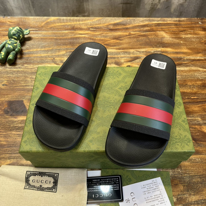 G*u*i sandals