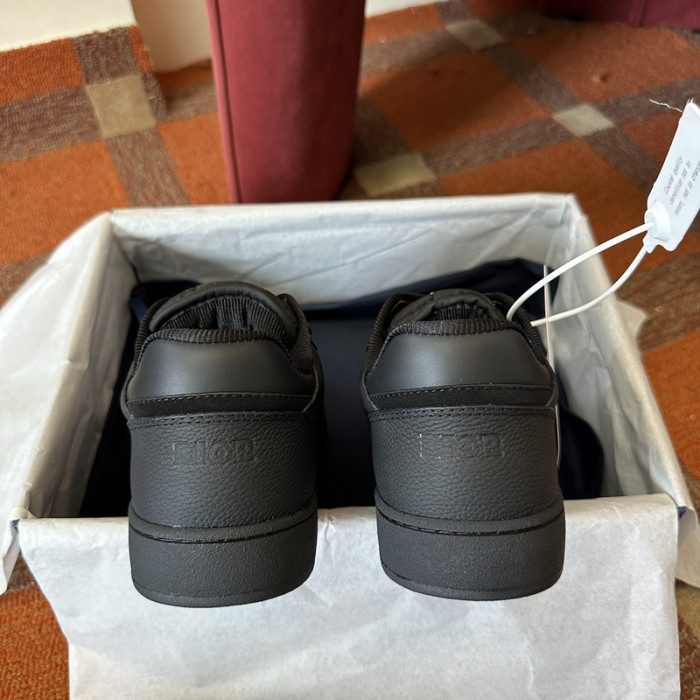 D10r b27 low top sneaker