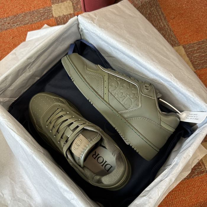 D10r b27 low top sneaker