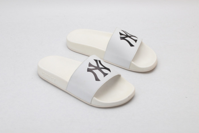 G*u*i sandals