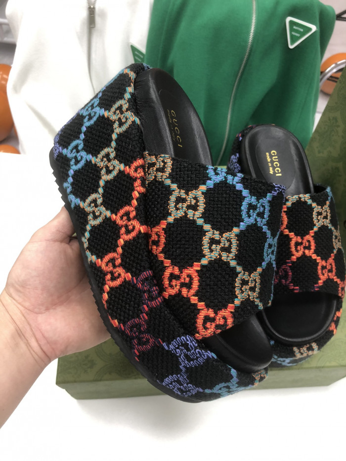 G*u*i sandals