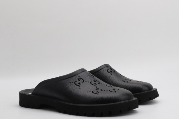G*u*i sandals