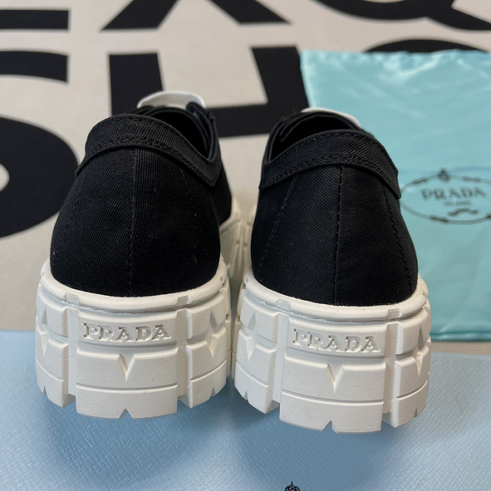 pra*a low top sneake