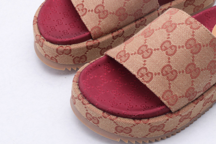 G*u*i sandals