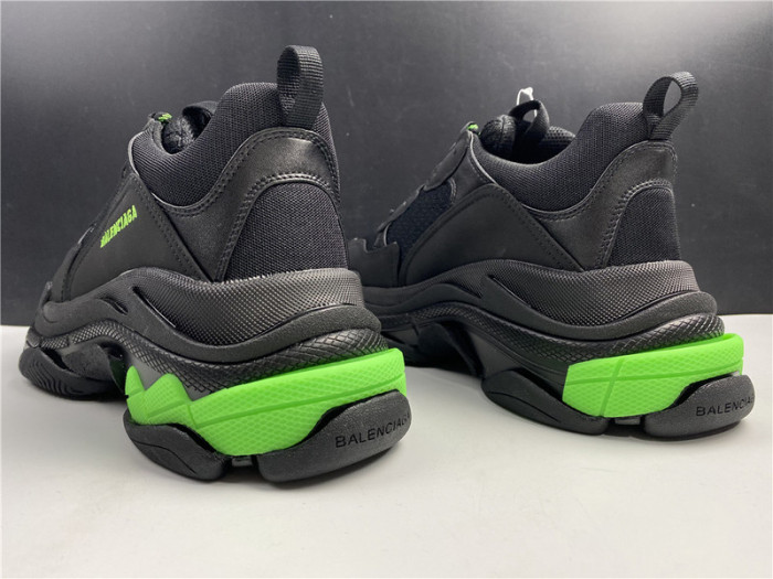 blcg sneaker triple.s.gomma black and green 524039 w2pw1 4881