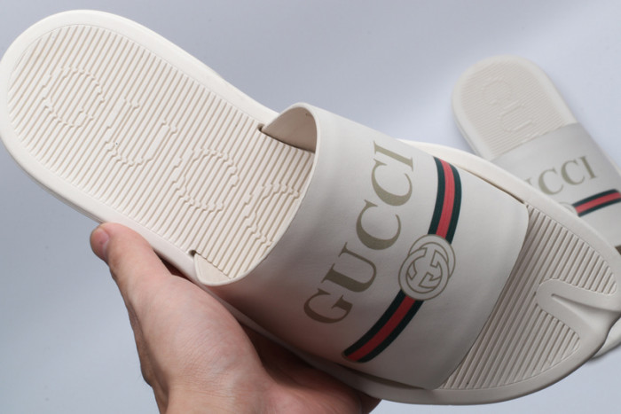 G*u*i sandals