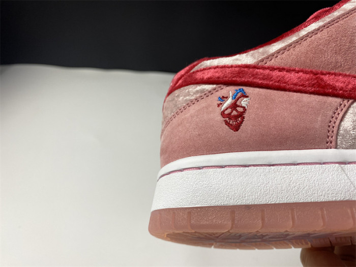 nike sb dunk low strangelove skateboards ct2552-800