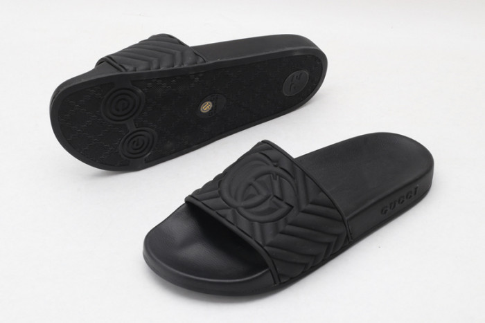 G*u*i sandals