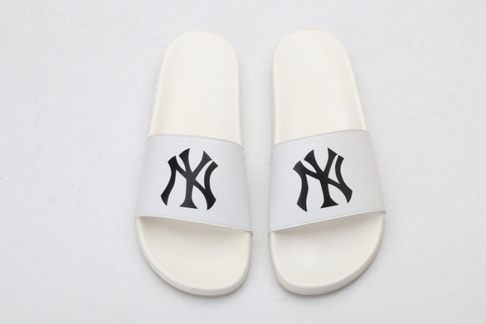 G*u*i sandals